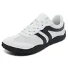 Sapatos masculinos transfronteiriços de bico largo, novos tênis esportivos respiráveis de malha para o verão, ajuste largo, leves, antiderrapantes, para uso casual ao ar livre e viagens
