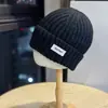 Novo Chapéu de Lã com Patch de Letra Simples para Mulheres no Outono e Inverno, Fashion e Versátil, Chapéu Pulôver Quente Casual para Viagem ao Ar Livre