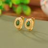 Pendientes Yilu Silver S925 de plata esterlina chapados en oro con diseño de jade hetiano y cera de abejas roja del sur, estilo retro Xiangyun con forma de huevo hueco y clip para las orejas.