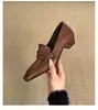 Sapatos femininos slip-on de couro, estilo retrô britânico, bico quadrado, com salto grosso e fivela, elegantes e adequados para o trabalho.