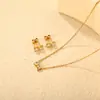 Joyería Japonesa y Coreana Aretes de Diamante Rosa con Lazo Collar Cadena para Clavícula Diseño de Nicho Ins Set de Joyería de Acero Inoxidable para Mujeres