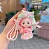 Muñeca Linda de Cabello Rizado Nuevo, Muñeca Adorable con Lazo para el Cabello, Llavero para Coche, Juguete Lindo Creativo, Colgante para Mochila de Estudiante