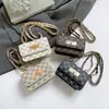 Bolsa Quadrada Pequena com Fecho de Giro Estampada Retrô para Mulheres Moda Outono 2025 Versátil com Corrente para Ombro e Transversal Texturizada