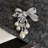Broche de Flor de Diamantes Completo de Lujo de Gama Alta con un Diseño Elegante para Gabardinas, Trajes y Suéteres, Pin Antiexposición, Accesorio Decorativo Floral