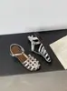 Sapatos retrô de trama vazada, sandálias planas de bico fechado para mulheres, novo estilo de verão e outono, sandálias romanas com tira no calcanhar