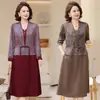 Nuevo vestido estilo chino para madres, corte holgado, longitud media, adecuado para primavera y otoño, diseño nuevo, de manga larga y con un aspecto en capas, diseñado para mujeres de mediana edad y mayores