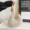 Nova Bolsa de Pelúcia Estilo Chinês com Contas de Madeira, Outono e Inverno Estilo Coreano Simples e Estilo Ocidental Grande Capacidade de Pelúcia de Ombro Único Versátil Bolsa Transversal