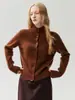 Texturizado y elegante: un cárdigan de punto 100% cachemira para mujer, perfecto para un trayecto suave y con estilo.. Este suéter suave y esponjoso es un top versátil.