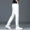 Jeans blancos de alta gama para hombre, nuevos pantalones rectos ajustados de otoño, pantalones largos elásticos casuales de moda para hombre, nuevo estilo
