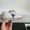 Zapatillas casuales retro de retazos con pentagrama, modelo bajo, nuevo producto de principios de otoño 2026 para niños y niñas, venta al por mayor de zapatos casuales pequeños