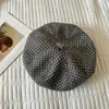 Boina Estilo Dongdaemun com Bolinhas Vermelhas para Mulheres, Chapéu Quente de Outono e Inverno, Edição de Ano Novo, Ilumina a Pele, Faz o Rosto Parecer Menor, Chapéu Versátil de Artista