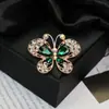 Moda europeia e americana novo broche de borboleta com diamantes de alta qualidade temperamento feminino alfinete requintado corsage da moda joia de cristal