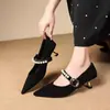 Otoño 2026 Nuevo Estilo Francés Chic Punta Fina Hebilla de Perla Tacón de Aguja Mary Janes Zapatos Bajos de Gamuza Profesionales para el Trabajo