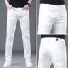 Jeans blancos de alta gama de Hong Kong para hombre, corte slim recto, nuevo estilo de seda helada Otoño 2026, adecuados para ropa de negocios