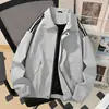 Chaqueta de estilo retro americano de moda con cuello vuelto para hombre, nueva chaqueta deportiva casual holgada de estilo universitario para primavera y otoño con tres rayas