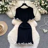 Vestido Longo de Manga Longa Color Block de Laço de Alto Padrão Inspirado em Chanel para Mulheres com Fivela de Metal Ajuste na Cintura Slim-Fit Tricô Curto