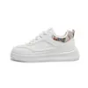 KYD-915 nuevos cómodos 2026 otoño versátiles zapatos casuales para hombre, transpirables estilo coreano casual zapatillas blancas para hombre