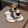 Tênis robustos de malha, novo estilo primavera 2026 sapatos infantis atacado, tênis esportivos estudantis de sola macia, sapatos casuais versáteis de sola macia