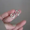 Brincos de tarracha vazados irregulares dz de nicho para mulheres, modernos, personalizados, brincos de superfície lisa, geométricos, tendência de celebridade da internet, joias de ouvido estilo minimalista