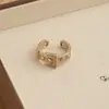 Anillo retro floral en tono café dorado, una pieza lujosa y única con un aire de alta gama, diseñado para apilar, con un borde de encaje, y perfecto para el dedo índice, ofreciendo un estilo moderno e individual
