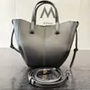 Bolsa de ombro de couro genuíno de grande capacidade para mulheres, nova bolsa tote casual 2026 com padrão de lichia texturizado, bolsa de antebraço fashion