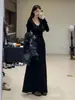 Nuevo vestido de punto negro estilo francés con cuello en V transfronterizo para mujer, adecuado para otoño e invierno, elegante y ajustado, se puede combinar con un abrigo como capa interior