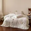 Juego de cuatro piezas de felpa estilo francés de terciopelo de leche totalmente mate grado A, falda de cama estilo princesa de alta gama con acolchado de algodón, funda de edredón de encaje 1