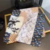 2025 Verano Más Vendido Delgado Versátil Protección Solar Bufanda Cuadrada Pequeña Elegante para Mujer Estampado de Seda Reductora de Edad Chal Pequeño Venta al por Mayor