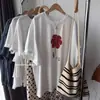 Camiseta de Manga Corta para Mujer, Estilo Verano 2026, Retro Americano Ajustada, Top Blanco Adelgazante de Media Manga, Camiseta Holgada