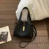 Bolso de Mano Simple de Cuero Suave para Mujer 2025 Nuevo Estilo Patrón de Lichi Bolso Cesta Cubo Bolso Cruzado Retro Otoño e Invierno