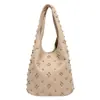 Bolsa de Ombro Estilo Punk Cool Tendência Europeia e Americana com Rebites para Mulheres Verão 2025 Grande Capacidade Versátil para o Dia a Dia Bolsa de Ombro tipo Saco