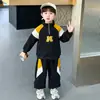 Conjunto de Primavera para Meninos 2026 Novo Estilo Moletom e Calça Infantil Estilo Coreano Esportivo Legal Conjunto de Duas Peças para Menino Primavera e Outono