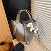 Bolsa cesta com padrão de lichia fresca transfronteiriça, bolsa balde simples para o dia a dia, bolsa de mão versátil de grande capacidade, bolsa de ombro e transversal