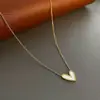 Collar de amor hueco de acero de titanio resistente a la decoloración para mujer, colgante de amor con diseño de nicho de lujo ligero, cadena de clavícula de temperamento versátil