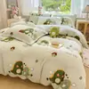 Nuevo juego de ropa de cama de cuatro piezas de terciopelo de leche estampado de grado A para bebé y maternidad 2026, diseñado para uso doméstico, con un estilo fresco y sencillo, que proporciona calidez y grosor extra, adecuado para dormitorios en invierno.