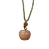 Flor de Melocotón Xinjiang Seda Dorada Jade Manzana Pequeña Fruta de la Paz Colgante Cadena para Clavícula Collar de Jade Natural