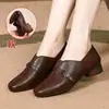 Sapatos de salto baixo retrô para o outono, novo modelo 2026 para mães, com sola macia, confortáveis para mulheres de meia-idade, adequados para sobreposição, sapatinhos de couro