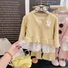 Conjunto de Outono para Meninas 2026 Novo Estilo Coreano Roupa de Bebê Menina Suéter Patchwork Cardigã de Tricô Calça Base Conjunto de Três Peças