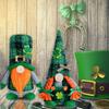 Decoración transfronteriza del Día de San Patricio irlandés. Decoración de muñeca verde pequeña. Decoración creativa de enano de hojas verdes. Rudolf.