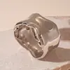 Pulsera Plisada Europea y Americana de Apertura Irregular Metálica Brillante Distintiva de Nicho Simple Elegante de Alta Gama para Mujer