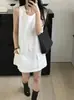 Vestido tipo top sin mangas de algodón lavado estilo workwear chic coreano, corte holgado, estiliza la figura, con bolsillos grandes