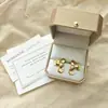 Aretes de botón de flor de oro irregular de tres pétalos con perla, aretes retro de lujo ligero, temperamento de nicho, aretes dulces para mujer, flores