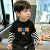 Camiseta listrada de manga comprida para meninos, novo estilo primavera e outono 2026, top de algodão puro para outono de meninos, camisa da moda estilo coreano