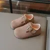 Sapatos de Couro da Moda para Meninas 2026 Nova Coleção Primavera e Outono Sapatos Birkenstock Respiráveis com Solado Macio para Meninas Sapatos Casuais da Moda Sapatos Individuais