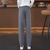 Calça de terno feminina cinza sob medida de cintura alta com perna reta, outono 2026, com design de bolso falso, estilo casual de perna larga e caimento fluido