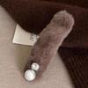 Nueva horquilla de pelo de alta gama con clip de perla de peluche de Corea del Sur y diamantes de imitación, sencilla y combinable con todo.