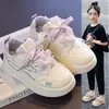 Tenis para niña, nueva colección otoño 2026: parte superior de malla transpirable, suela gruesa, antideslizante, suela suave, lindo diseño de moño, zapatillas blancas casuales