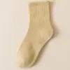 Calcetines para Mujer en Invierno Forrados de Felpa y Engrosados Calientes Calcetines de Rizo Calcetines de Piso Otoño e Invierno Color Sólido de Tubo Medio Calcetería Zhuji Venta al por Mayor