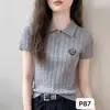 Nova Camisa de Malha Gola Polo Estilo Francês Verão 2026 para Mulheres, Manga Curta, Cor Sólida, Alto Padrão, Versátil, Modelagem Justa, Top Emagrecedor
