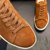Tênis casuais masculinos de camurça com furos respiráveis, estilo transfronteiriço TF, disponíveis em várias cores com sola bege, uma escolha versátil para o dia a dia